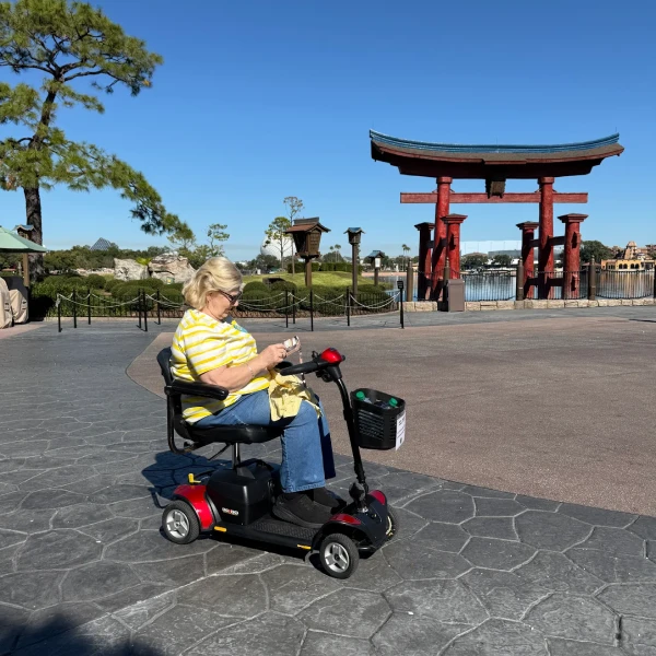 Customer using Scooter de mobilité léger